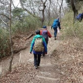 二上山　２　頂上と大岩