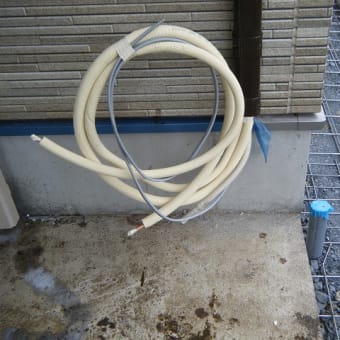 新築現場でエアコン工事をしています
