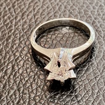 立て爪のダイヤモンドの婚約指輪が普段使いしにくので、ひっかかりのないデザインにリフォームして欲しい！