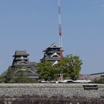 2017年4月12日　天守閣に足場を支えるための鉄骨が差し込まれる