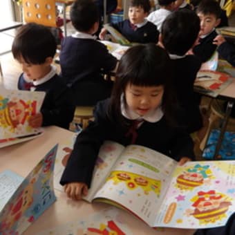あお　3歳児　卒園式練習・月の絵本・レインコート