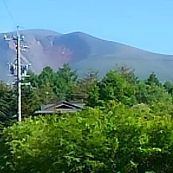 No.1 快晴の浅間山　好天に恵まれ、白い噴煙が出ている浅間山の全景が見えました