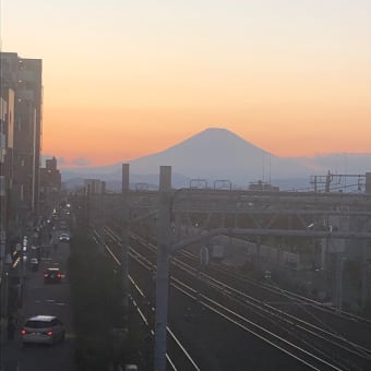 夕日に染まる富士山
