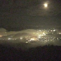 満月と夜の霧の海