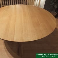 １１３１、こだわり木の丸のテーブル。1200mmサイズ。オイル仕上げ。一枚板と木の家具の専門店エムズファニチャーです。