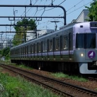 高尾・陣馬・乃木坂46のヘッドマークを掲げて運転中の京王井の頭線1000系