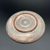 金継ぎ職人こまやが継いだうつわ　御室焼の丸皿に弁柄の色漆