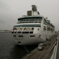 客船「ラプソディ・オブ・ザ・シーズ」横浜港入港写真