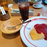 本日は知人女性とポムの樹でオムライスとアイスコーヒーを。