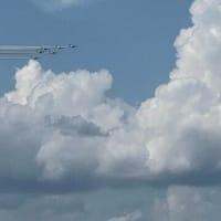 ブルーインパルス　大阪上空を飛行