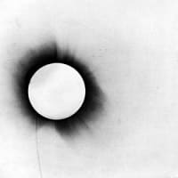 5月29日 エディントン卿が皆既日食の観測で一般相対性理論の正しさを証明（1919年）