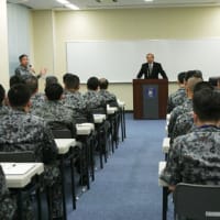 武人が自らに「尊敬」を請う時代なのか