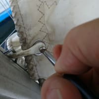 メインセールのメンテナンスを行っています。