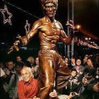 香港にもブルース・リーの銅像＝生誕65年を記念