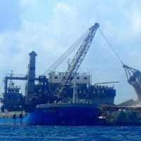 ガット船の土砂積み替えに抗議／Ａ護岸の工事が止まっている