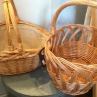 白色毛糸のカゴ
