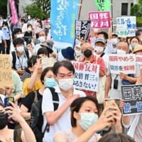 安倍元首相の国葬、閣議決定に抗議　市民団体が首相官邸前で