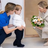 アルベール大公ご夫妻、託児所訪問