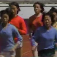 1985年に平壌の金日成競技場でトレーニングするブルマ姿（？）の北朝鮮女性