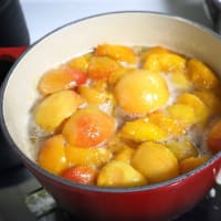 庭のアンズでジャムを作りました。