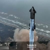 スペースXの新型ロケット“スターシップ”が打ち上げ成功！ 多数のタイル消失やフラップ損傷でも大気圏再突入・軟着水を成功