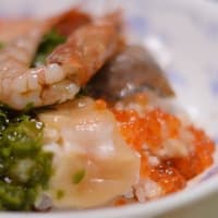 新鮮な海鮮丼を