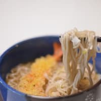 蕎麦にエビ天をのせて