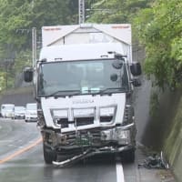 群馬で大型トラックと対向車３台の事故