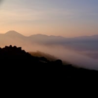 朝焼けの光の中で-長野県諏訪市：霧ヶ峰