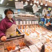 戻り始めた観光客に向け、その場で新鮮な魚介類が味わえる店が人気。錦市場「鮮魚　木村