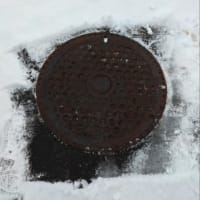 マンホールに雪が積もると