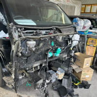 トヨタ　ハイエースバン　フロント廻り修理