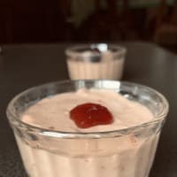 冷たいデザート2種: 苺のムースとレモンポセット