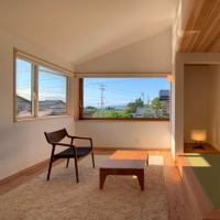 木製の大きな引き戸から松本平を眺める家