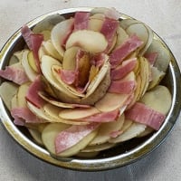 ベーコンとポテトで花の形のパン