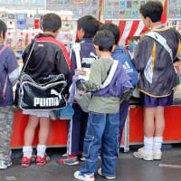 露店に群がる