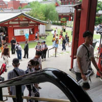 梅雨時の雨の合間に浅草寺辺りを歩いて「神谷バー」で昼酒を楽しんだ。
