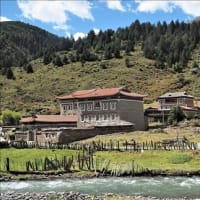 四川省、美しいチベットの村、上程子村と無料の保育園
