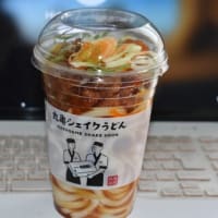 シェイクうどん「ピリ辛油淋鶏シェイクうどん」（株）丸亀製麺原田店