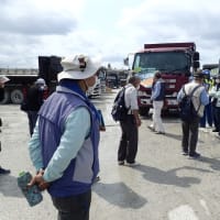 本部塩川港でオール沖縄会議現地闘争部会主催の「塩川集中行動」 --- 約８０名の結集で、ダンプトラックを通常の半分に減らした！
