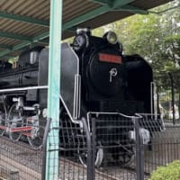 亀山市の児童公園にある蒸気機関車