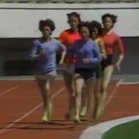 1985年に平壌の金日成競技場でトレーニングするブルマ姿（？）の北朝鮮女性