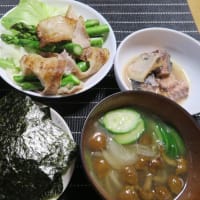 さば缶とアスパラの肉巻きときゅうりの味噌汁、炊屋食堂の田舎定食・・・庶民の味。