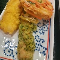 はなまるうどんイオン豊川開運通店　３種薬味で食べる豚しゃぶうどん＋野菜かき揚げ、ちくわ磯部揚げ、いか天