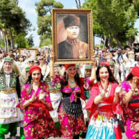 トルコ西部チェシュメのハーブ祭に人々が集まった