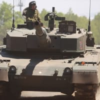 【防衛情報】ポーランドK-2戦車国産化に様々な技術的障壁，ハンファディフェンス社K-239ロケット砲用改良型弾薬