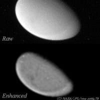 土星の衛星メトネ表面の明と暗