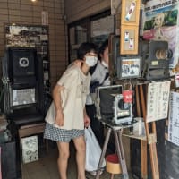 レトロな町並み秩父路、河原で水遊び