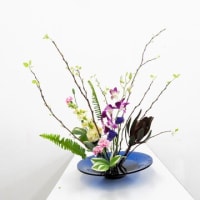 オウゴンコデマリの小枝を面白いデザインに・・ストックを合わせて・自由花