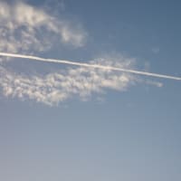 午後7時の飛行機雲